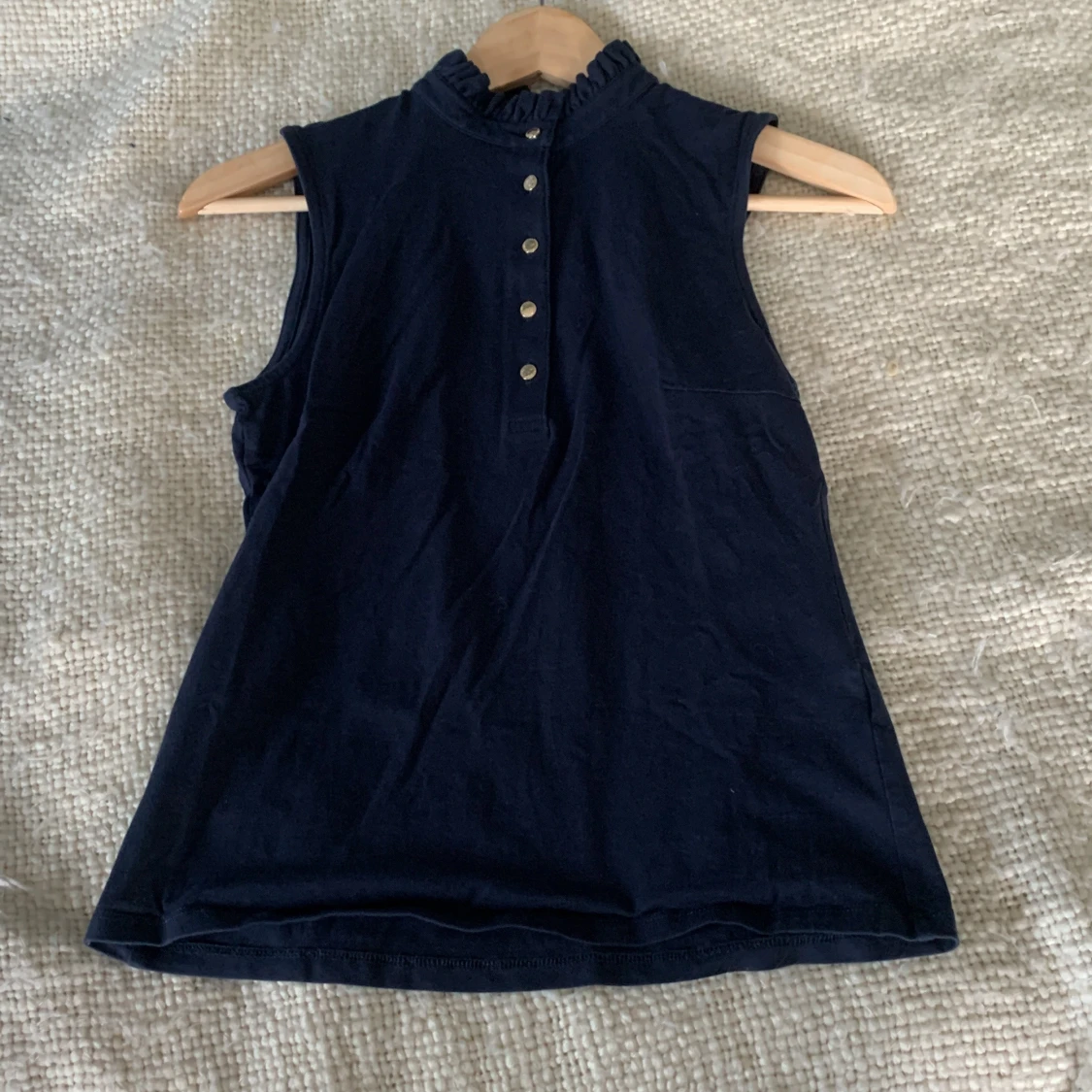 Mörkblå ärmlös topp med volangkrage - 2