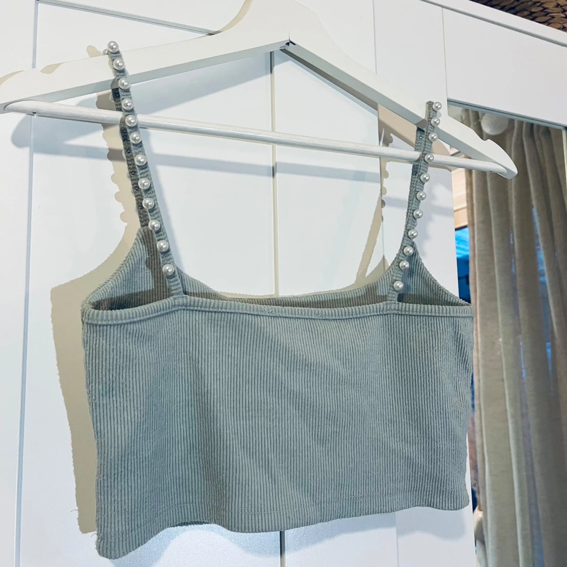 Gråblå ribbad croppad linnetopp med pärlband - 1