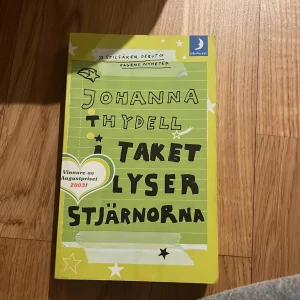 Taket lyser stjärnorna - En ungdomsroman av Johanna Thydell med grön och gulrandigt omslag, dekorerad med stjärnor och handskriven stil. Boken är vinnare av Augustpriset 2003 och har pocketformat. Perfekt för dig som gillar starka berättelser om livet.