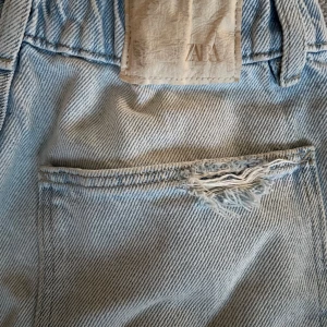 Jätte fina ljusblå jeansshorts - säljer dessa jätte fina jeans shorts som jag köpte på plick men tyvärr passade dom ej ja jag aldrig använda dom bara testat men vet tyvärr inte hur många gånger den ja köpte av har använder dom 