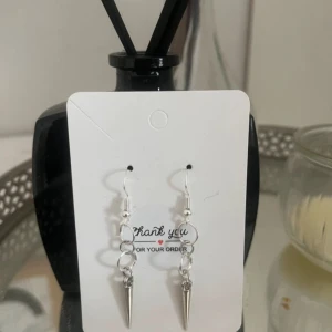 Långa spike-örhängen  - Här har vi de populära spike-örhängen i längre modell inte i lager igen. Vill du unna dig något fint? TITTA HIT! Dom är grymt poppis hos mig då jag får dessa väldigr mycket sålt, alla har varit så nöjda och extra snygga ;) Dessa är silverfärgade men ej äkta silver, allt jag gör är nickelfritt! Du får även med en liten gåva på köpet. Vid frågor? Skriv antingen här eller så hittar ni mig på tiktok, insta, facebook: allybally_666/tiktok smyckeskonto: ally_accesorys ❤️❤️glöm inte att du är värdefull