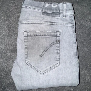 Dondup George - Tja, Säljer nu dessa feta Dondups George med slitningar, det är storlek 31 och skick 9/10. Nypris: 4000 tusen, priset är ej hugget i sten. Skriv vid minsta lilla fundering 🤩