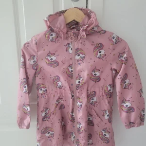 Unicorn tunn barnjacka - Söt unicorn barnjacka i storlek 122, ser fin och ny ut.