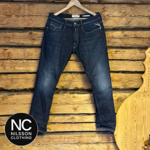 Replay Rocco - Riktig feta Replay Rocco jeans🔥. Inte använda mycket så skick 9/10. Dem passar nån som är mellan 174-183cm 🤩