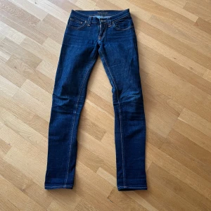 Nudie Jeans - Snygga mörkblå Nudie jeans med en slim passform. Byxorna har en dragkedja och knappar. Skicka dm för mer bilder!