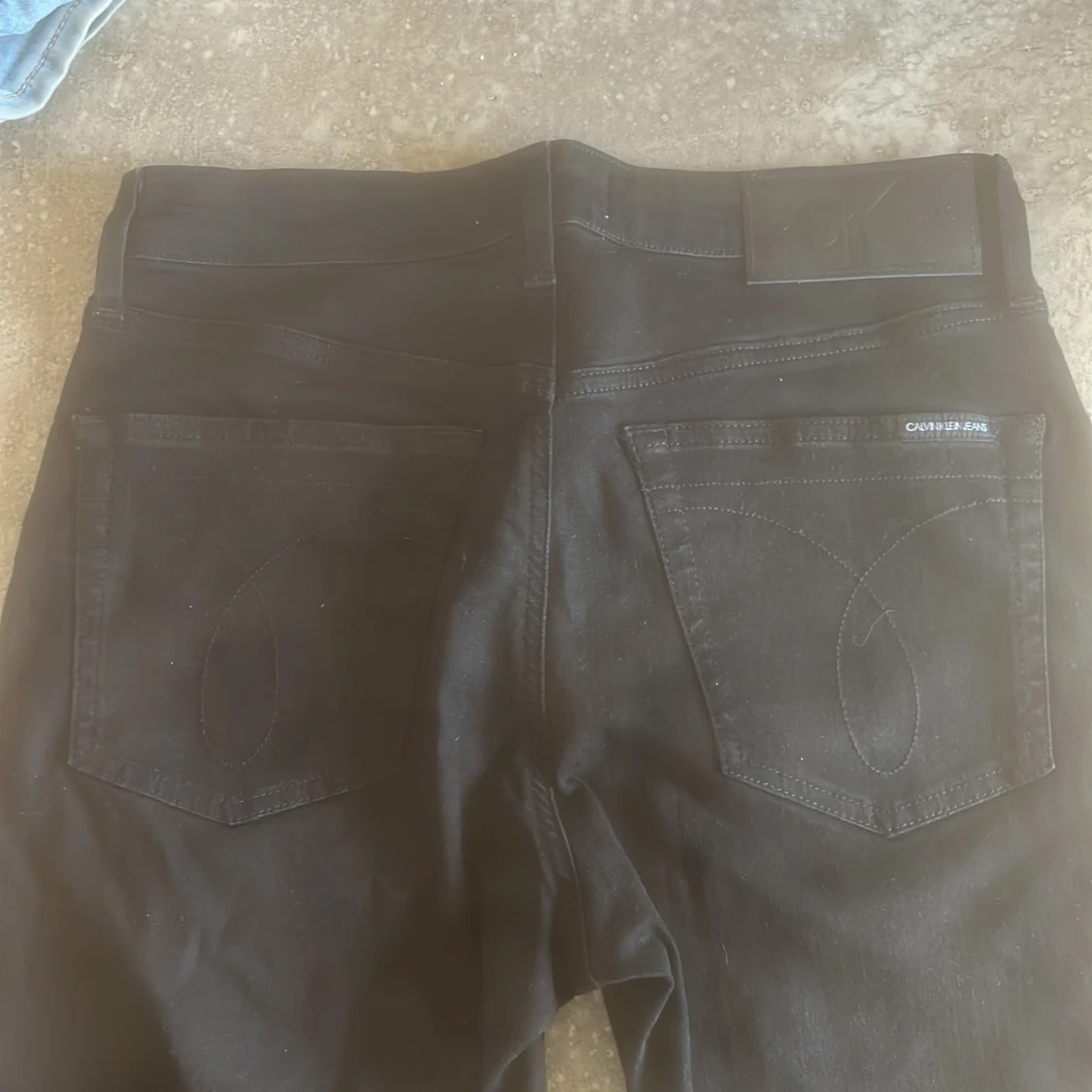 Svarta slim taper jeans från Calvin Klein - 4