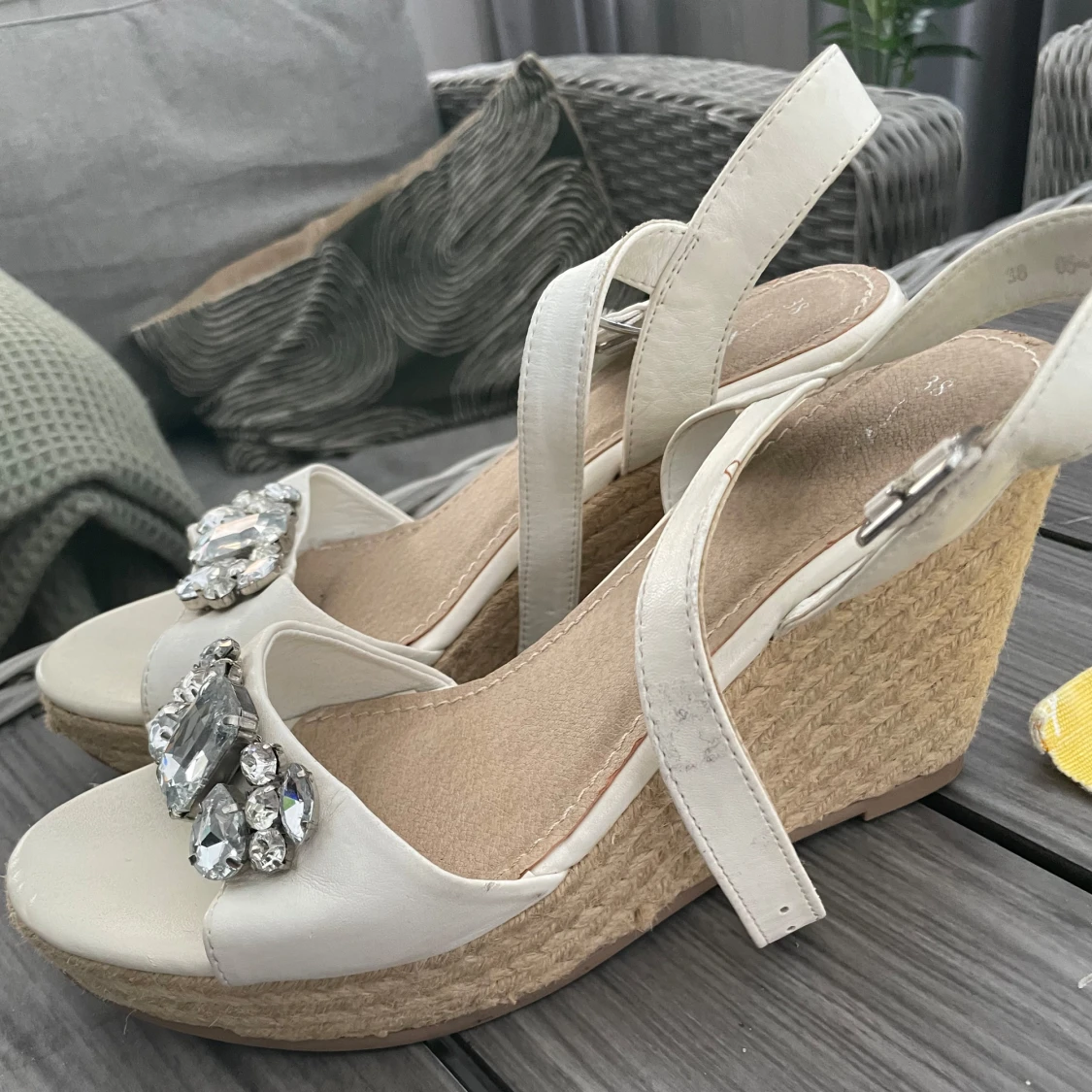 Vita sandaler med kilklack och stora strasstenar - 1