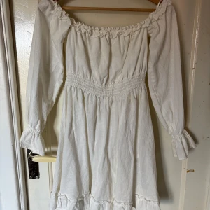 Vit offshoulder klänning - Vit klänning med offshoulder och långa ärmar