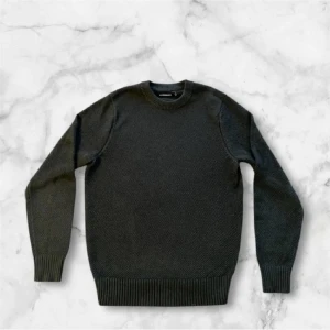 J.Lindeberg stickad tröja - Säljer en mörkgrön stickad tröja från J.Lindeberg i bomull. Storlek S. Priset är inte slaget i sten! Skriv om du har några frågor:)