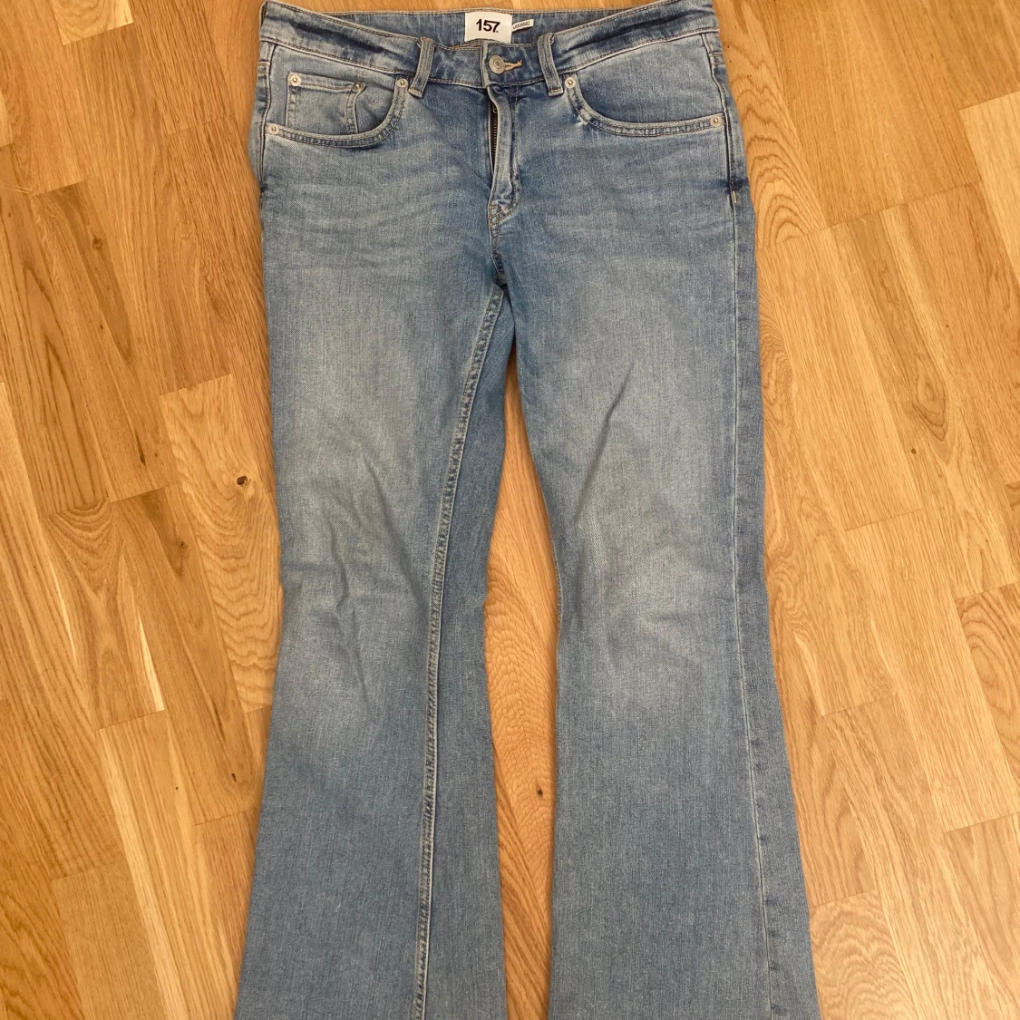 Blå bootcut jeans från 157