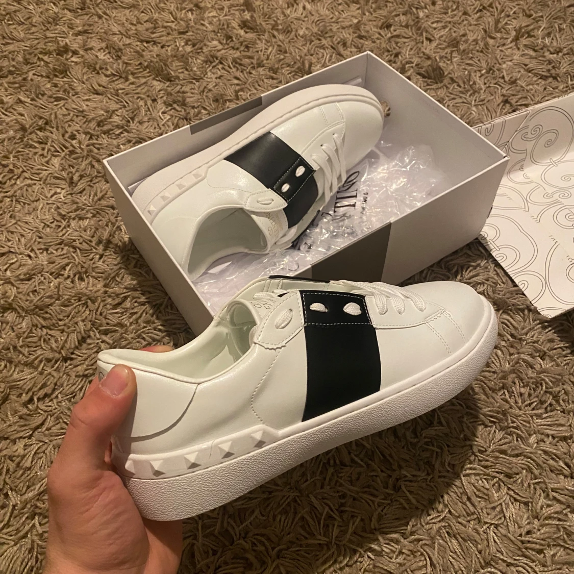 Valentino Garavani vita sneakers med svart band - 1