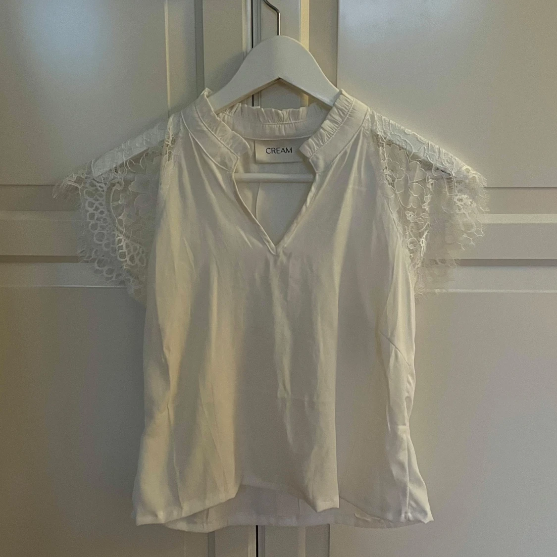 Vit blus med spetsdetaljer från Cream