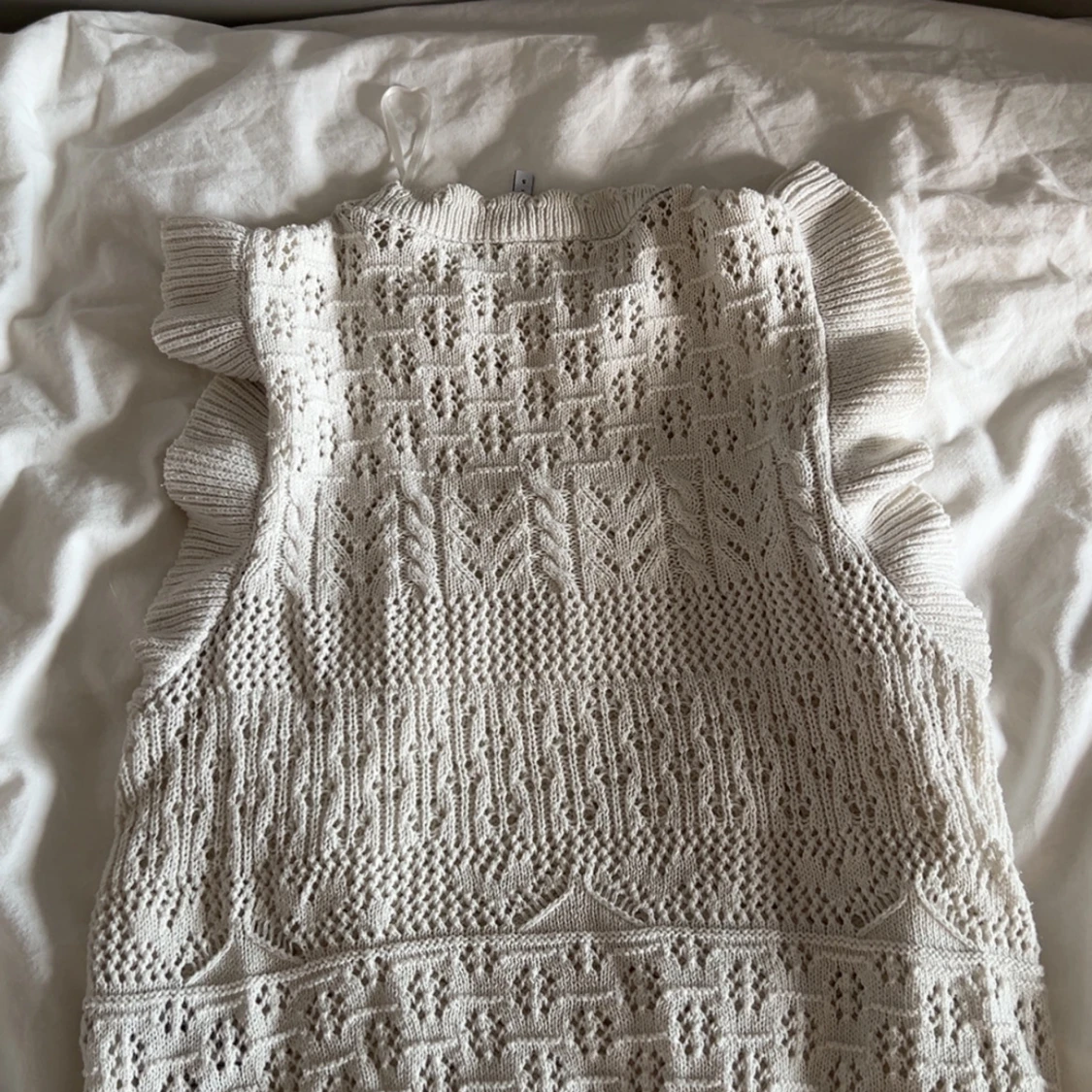 Vit stickad topp med volang från ONLY