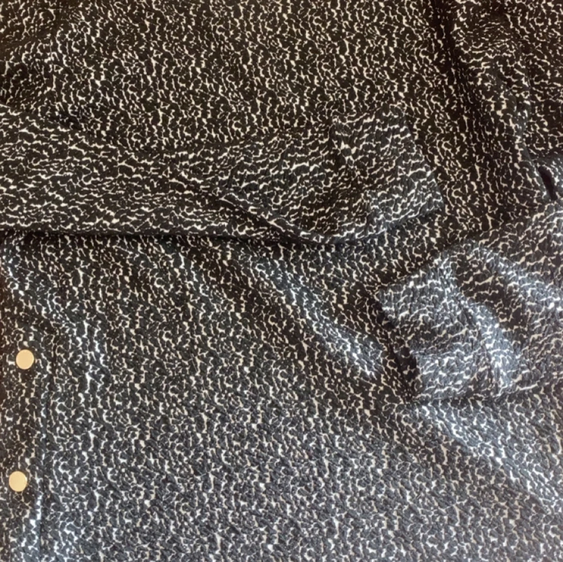 Svartvit mönstrad topp  - 1