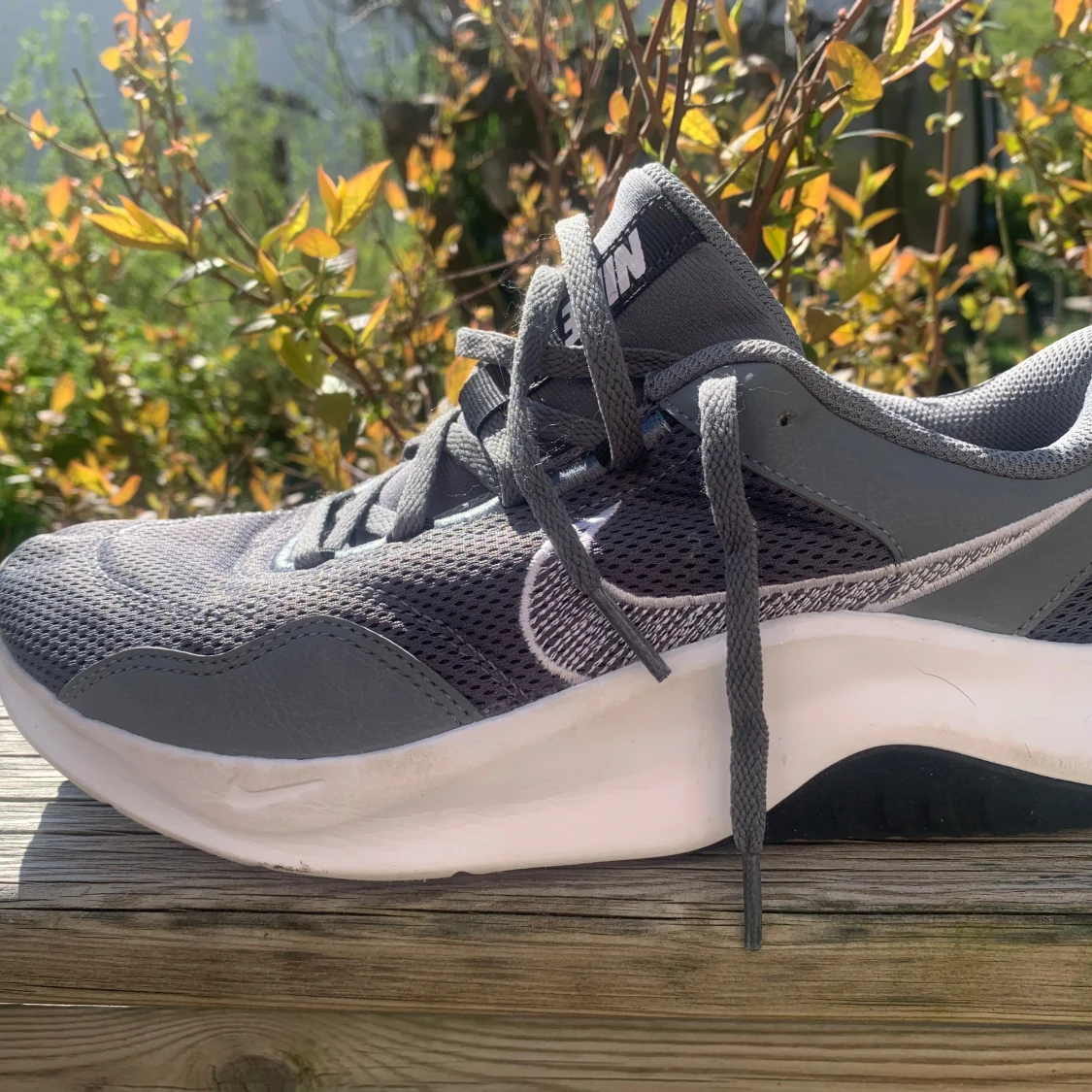 Grå Nike sneakers med vit sula - 2