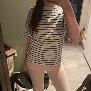 Randing t-shirt - Superfin randig t-shirt från zara. Inga defekter. Använd köp nu knappen❤️