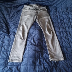 Gråa Jack and Jones Jeans - Säljer ett par grå Jack and Jones jeans i modellen Loose Chris. Byxorna har en loose passform och raka ben, klassisk femficksdesign och dragkedja. Perfekta för dig som gillar en avslappnad stil. De är W31 och L34, säljer den för den är lite tight runt midjan. (Min midja är 86 cm lång)