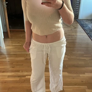 Vita linnebyxor från H&M - Säljer ett par lågmidjade vita linnebyxor från H&M då dom är lite för korta för mig. Jag skulle säga att dom passar någon runt 150cm, hör av er för mer bilder