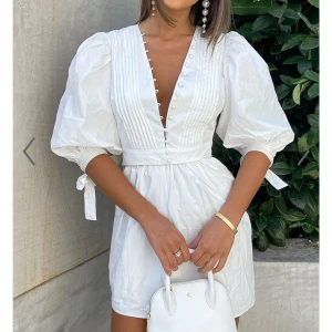 Vit klänning / studentklänning från Showpo - Superfin vit klänning alt. studentklänning i storlek 38. Har vanligtvis 36 i storlek men denna passade perfekt. 