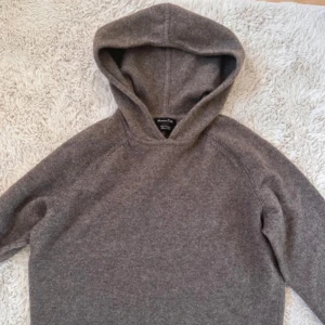 Kashmir hoodie Massimo Dutti  - Asnajs hoodie från Massimo dutti i ull och kashmir i mycket fint skick 🙌 Storlek M men har krympy till S. Armhåla till armhåla: 51cm. Total längd: 60cm, skriv vid fråga 👍 