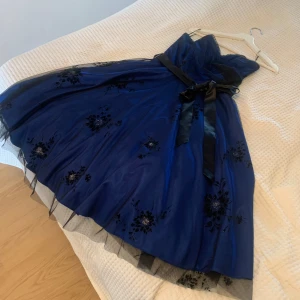 Fest klänning  - S-M eller som det står på klänningen. 95cm lång. 