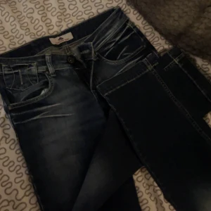 Low waist jeans  - Säljer ett par blå jeans med dragkedjor på bakfickorna. Ingen bild på. Köpt på secondhand och inga defekter . 