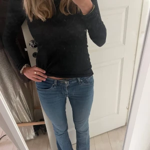 Bootcutjeans levis - Säljer dessa snygga utsvängda jeans från Levis! De är en supersnygg blå färg som passar till allt, köpta för 600 kr men säljs för endast 200 kr🙏🏻🤩