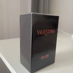 100ml Valentino Uomo Born In Roma Coral Fantasy - Säljer min Valentino Uomo Coral Fantasy parfym helt oöppnad med plastförpackningen kvar. Den rymmer 100ml och har aldrig använts. Köpt från kicks för 1475kr