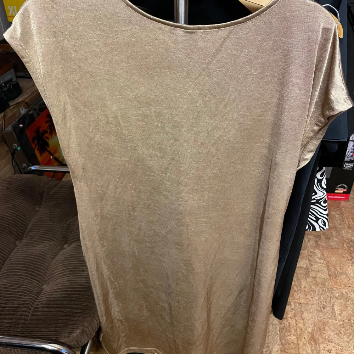 H&M omlottklänning i champagnefärg stl L - 1