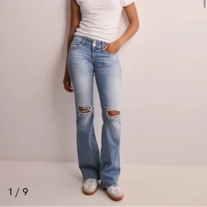 Ljusblå bootcut jeans med hål - Jättefina lågmidjade jeans, väldigt bra skick! Pris kan diskuteras 💗
