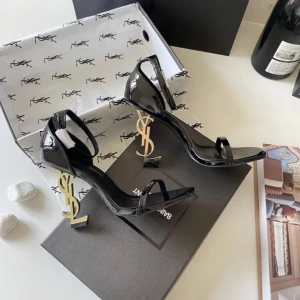 Ysl klackar  - Helt nya ysl klackar  🔥🤩 Klackarna är perfekt för utekvällar och fest tillfällen.  Storlek 38