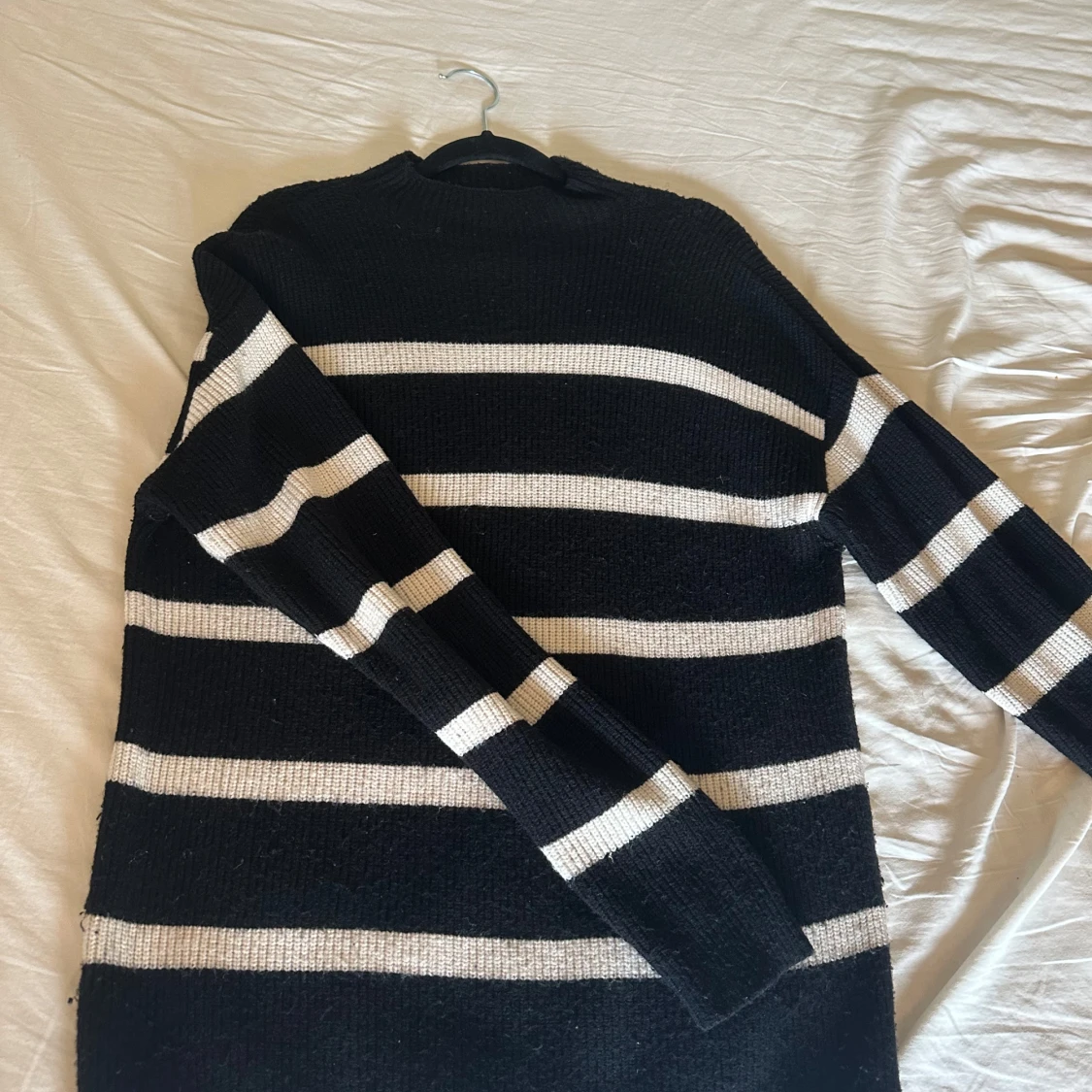 Svart och vit randig stickad tröja från Vila