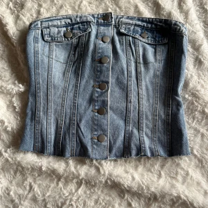 Jeans toppp - Jeans topp som jag säljer för att jag inte använder den . Använd en gång efter köp. Köparen står för frakt och tar ej imot retur 🩷