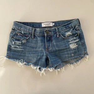 Lågmidjade jeansshorts  - Vintage jeansshorts från Abercrombie & fitch💞 en liten defekt dem har är att dem bara har slitningar på en sida, men annars är dem i bra skick😊 har lagt ut flera jeans shorts och kjolar!
