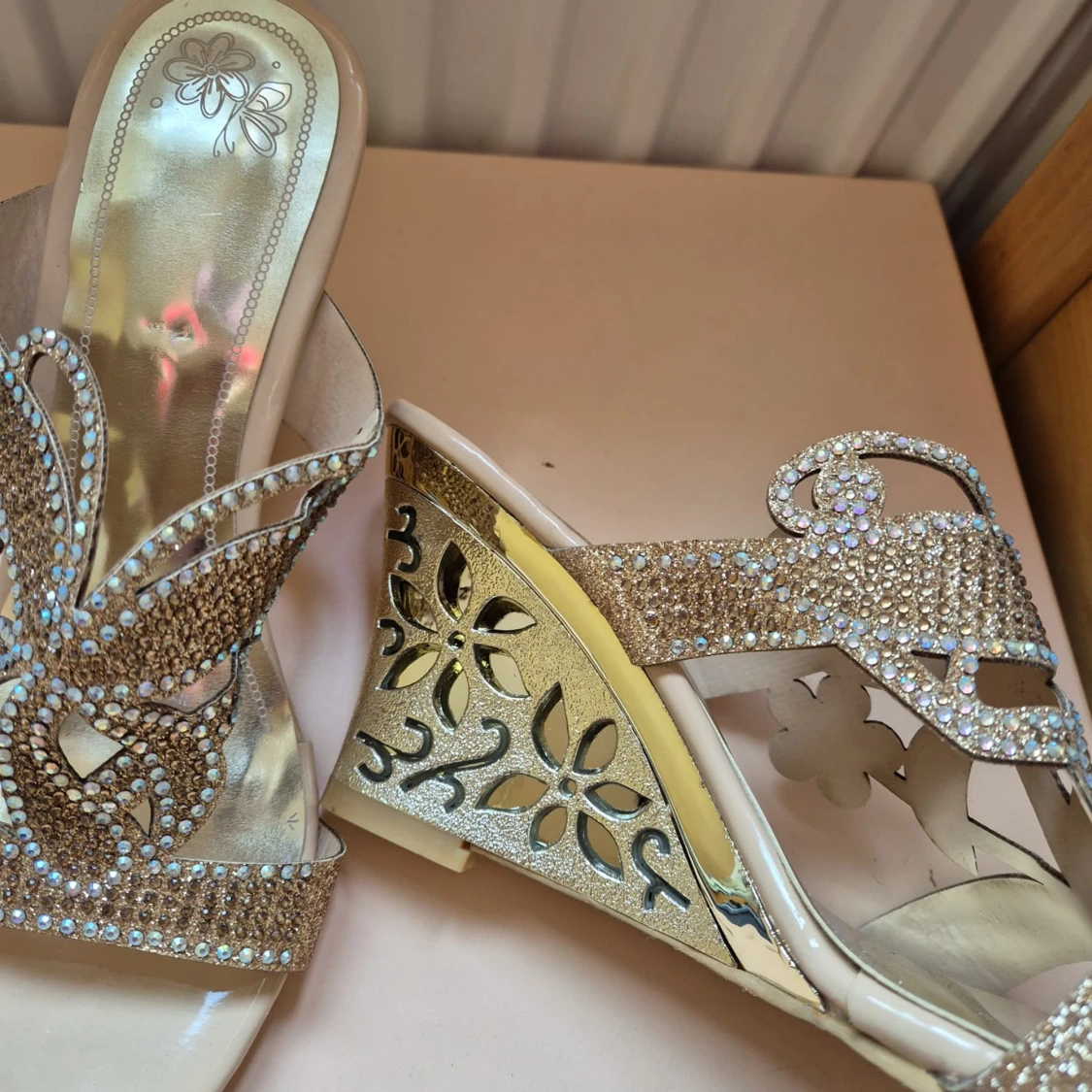 Guldiga klackskor med strass och fjärilsdetalj - 3