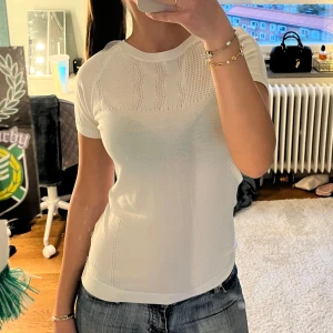 Vit tröja - Söt vit t shirt med lite coola detaljer framtil!!💓