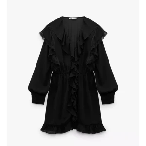 Svart volangklänning med spetsdetaljer - Säljer en svart kortklänning med volanger längs fram.  En superfin klänning som jag aldrig använt, stl XS & prislappen är kvar. 