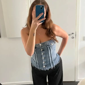 Jeans topp från Zara - Säljer denna ursnygga jeans toppen från Zara! Väldigt populär och finns inte att få tag i på hemsidan längre. Storlek S och endast testad vid köp!
