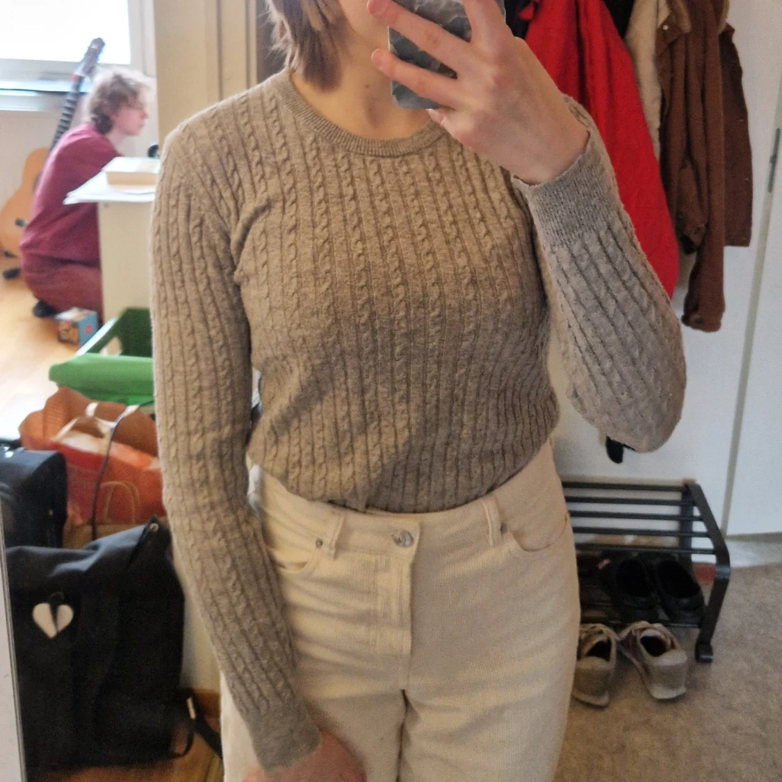 Grå kabelstickad tröja från Gina Tricot