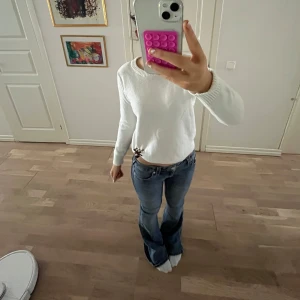 Vit stickad tröja från VILA - Säljer en stilren vit stickad tröja från VILA. Tröjan har en klassisk rund halsringning och långa ärmar med ribbade muddar. Perfekt för kyligare dagar! 