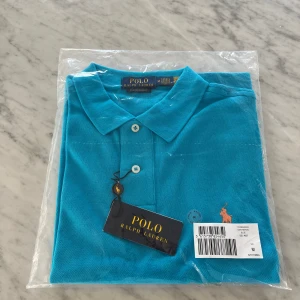 Polo Ralph lauren piké - Polo Ralph lauren piké 👕   Skick: aldrig använd eller testad, i sin original förpackning ✅  Pris 💵 : 699kr  Retail pris 🏬 : 1500kr