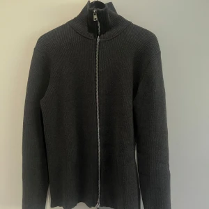 Grå cardigan - Säljer en stilren grå cardigan från Ljung storlek M. Perfekt för lager-på-lager och passar till många olika outfits, klassisk och enkel design. Använd MAX 3 gånger köpt för 950kr