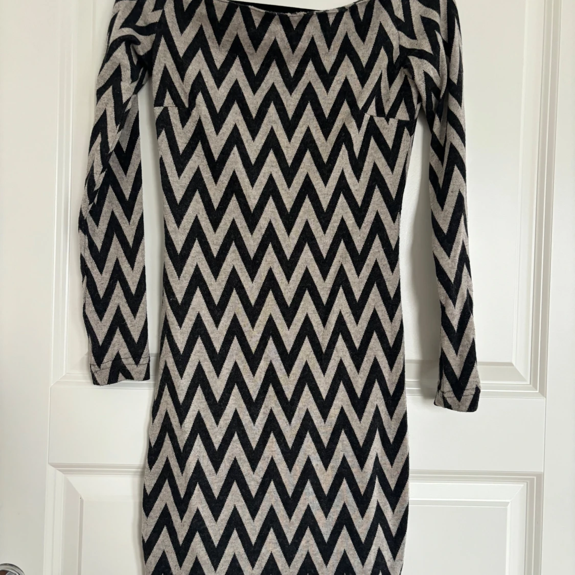 Svart och beige mönstrad klänning från Lefon