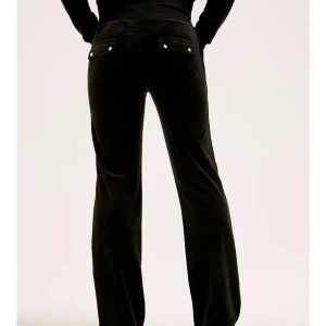 Svarta juicy couture  - Säljer ett par svarta juicy couture byxor då jag inte längre använder dem💕