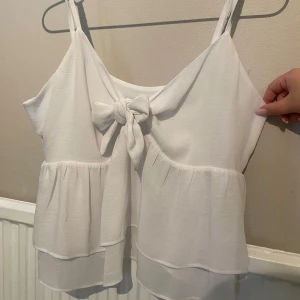 Vit linnetopp med knyte från NA-KD - Söt vit linnetopp med knyte från NA-KD i storlek 40. Väldigt fint skick🤍