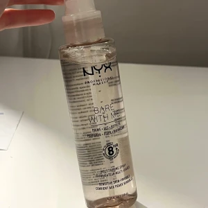 Bare With Me Multitasking Spray från NYX - Settingspray perfekt för att återfukta, fixera och fräscha upp sminket under dagen. Endast testad 🤍