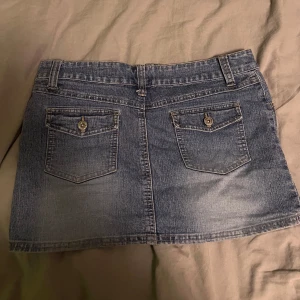 Jeanskjol med fickor - Jättefin jeanskjol! Köpt secondhand men är tyvärr för liten för mig. Hittar inte vilken storlek men skulle säga att den är M/L. 