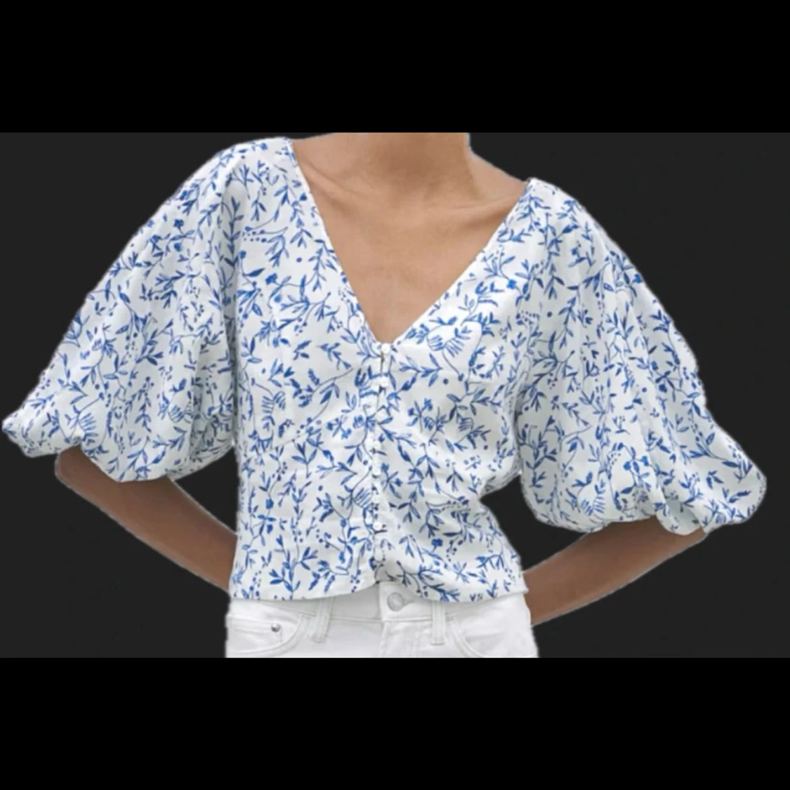 Vit och blå blommig blus med puffärmar - 1