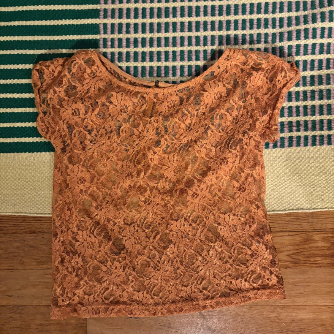 Orange spetsblus med kort ärm - 2