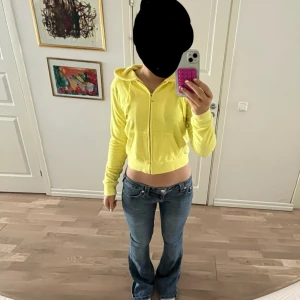 Gul hoodie från Juicy Couture - Säljer en ljusgul hoodie från Juicy Couture med dragkedja och huva. Tröjan har långa ärmar och en broderad logga på bröstet. Perfekt för en avslappnad stil. Köpt för 1300! Pris kan diskuteras!🥰